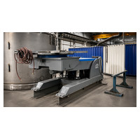 Pozycjoner hydrauliczny MOST MHP przy stalowym zbiorniku w hali